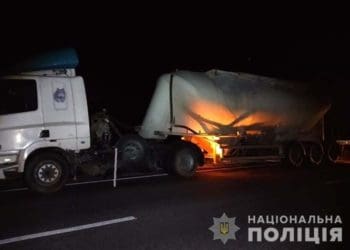 Двоє людей в реанімації: на Тернопільщині AUDI влетіла під фуру