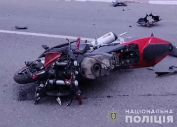 Пасажар на смерть, водій у лікарні: на залізничному переїзді мотоцикл врізався в Мерседес