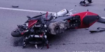 Пасажар на смерть, водій у лікарні: на залізничному переїзді мотоцикл врізався в Мерседес