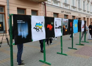 У центрі Тернополя відкрили виставку плакатів Нікіти Тітова