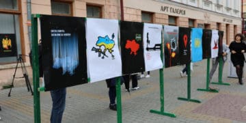 У центрі Тернополя відкрили виставку плакатів Нікіти Тітова