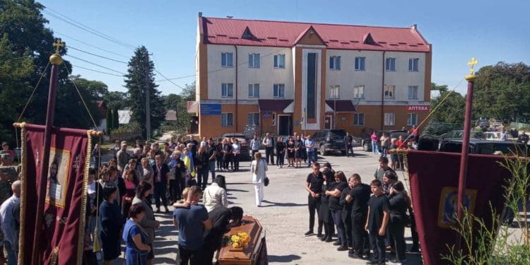 Борсуківська громада на колінах зустріла тіло воїна Андрія Фаюри