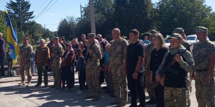 Борсуківська громада на колінах зустріла тіло воїна Андрія Фаюри