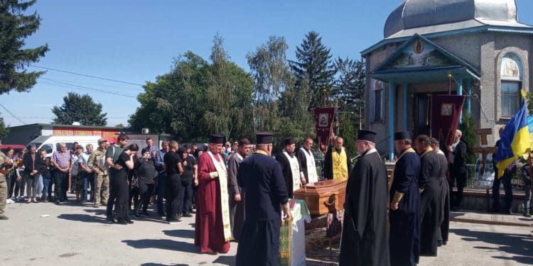 Борсуківська громада на колінах зустріла тіло воїна Андрія Фаюри
