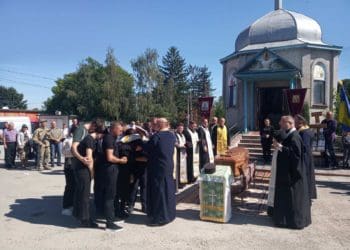 Борсуківська громада на колінах зустріла тіло воїна Андрія Фаюри