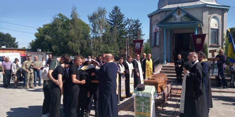 Борсуківська громада на колінах зустріла тіло воїна Андрія Фаюри