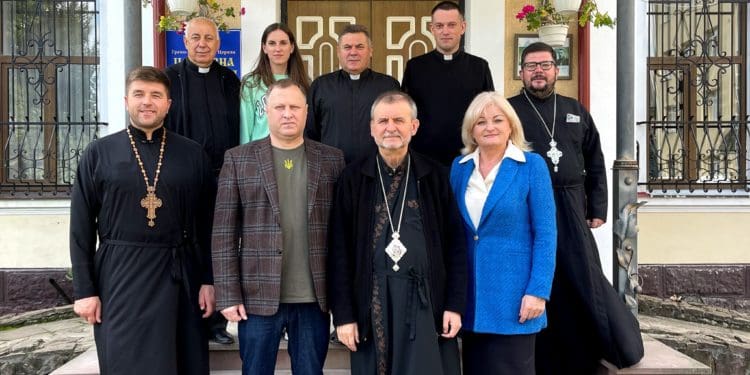 Заступник голови облради Ігор Сопель у Чорткові передав допомогу благодійним організаціям