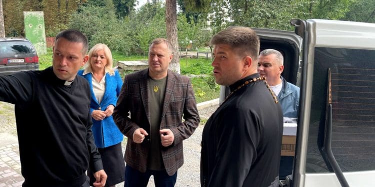 Заступник голови облради Ігор Сопель у Чорткові передав допомогу благодійним організаціям