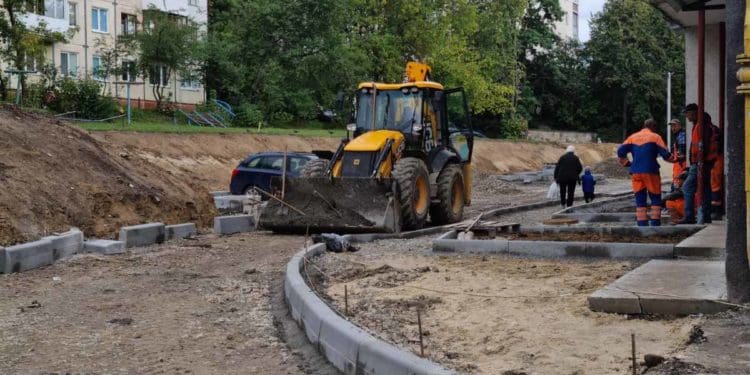 Попри війну, продовжуємо відновлювати двори та міжквартальні проїзди у Тернополі, – депутат міськради Антон Горохівський