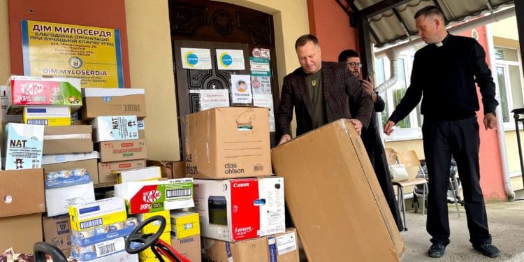 Заступник голови облради Ігор Сопель у Чорткові передав допомогу благодійним організаціям