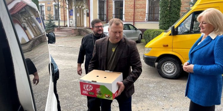 Заступник голови облради Ігор Сопель у Чорткові передав допомогу благодійним організаціям