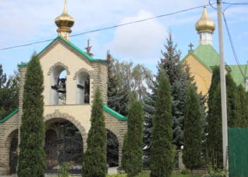 У Тернополі люди вийшли проти багатоповерхівки, яку хочуть збудувати без згоди парафіян