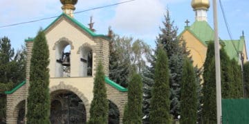 У Тернополі люди вийшли проти багатоповерхівки, яку хочуть збудувати без згоди парафіян