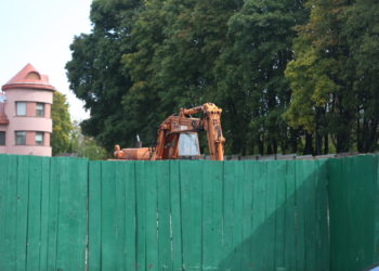 У Тернополі люди вийшли проти багатоповерхівки, яку хочуть збудувати без згоди парафіян