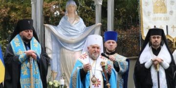 У Тернополі три владики разом освятили фігуру Покрови Пресвятої Богородиці