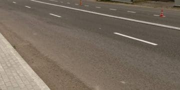 На автошляхах області дорожники наносять розмітку (Фото)