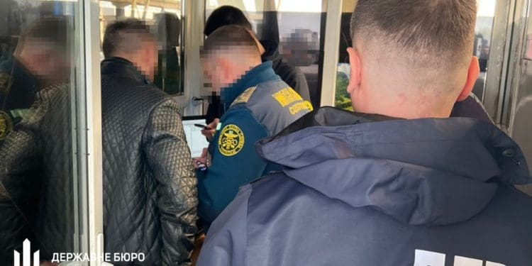 Після обшуків ДБР повідомило про підозру двом посaдовцям, які пропустили без сплaти митa 40 вaнтaжівок з побутовою технікою