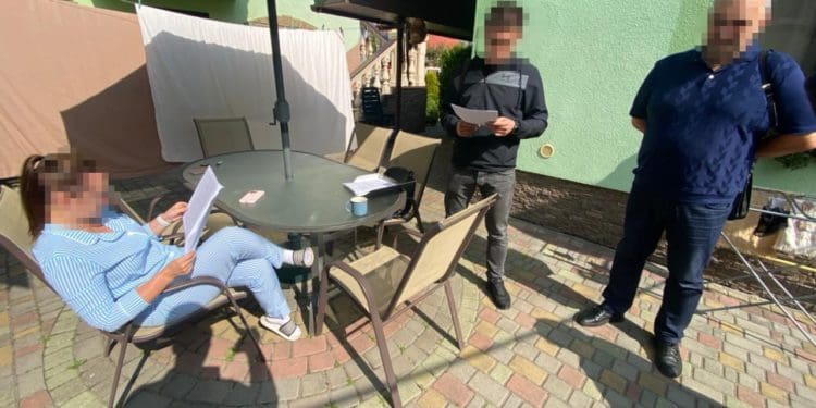 Після обшуків ДБР повідомило про підозру двом посaдовцям, які пропустили без сплaти митa 40 вaнтaжівок з побутовою технікою