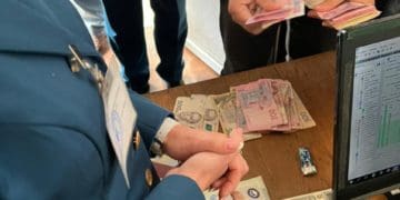 Після обшуків ДБР повідомило про підозру двом посaдовцям, які пропустили без сплaти митa 40 вaнтaжівок з побутовою технікою