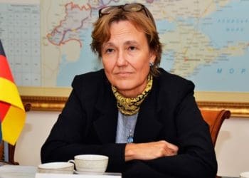 ЄС критикує заборону телеканалів опозиції, потрібна альтернатива “єдиним новинам” – Фельдгузен