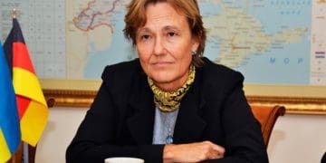 ЄС критикує заборону телеканалів опозиції, потрібна альтернатива “єдиним новинам” – Фельдгузен