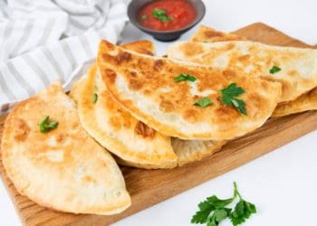 Чебуреки за 40 хвилин в духовці: рецепт дня