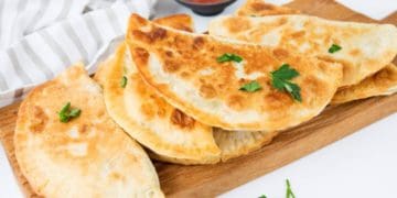 Чебуреки за 40 хвилин в духовці: рецепт дня