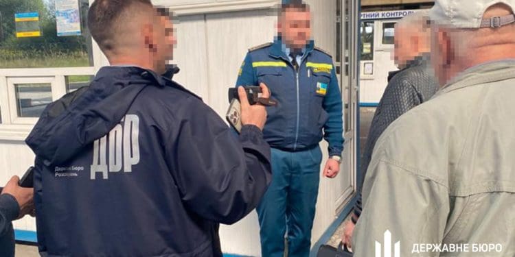 Після обшуків ДБР повідомило про підозру двом посaдовцям, які пропустили без сплaти митa 40 вaнтaжівок з побутовою технікою
