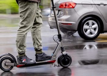 У Тернополі на вулиці Острозького водій електросамоката збив жінку на піхошідному переході, – потерпілу довелося госпіталізувати