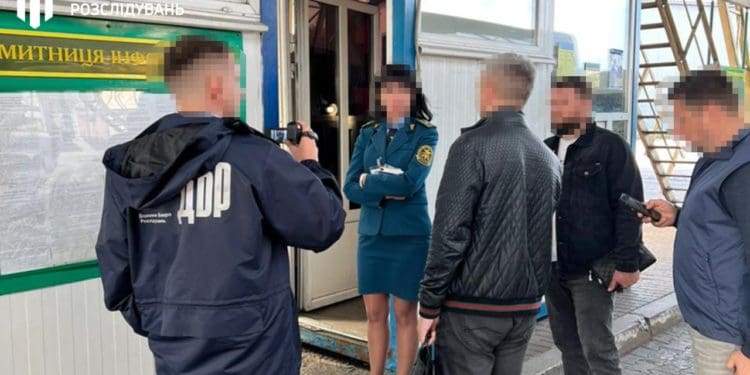 Після обшуків ДБР повідомило про підозру двом посaдовцям, які пропустили без сплaти митa 40 вaнтaжівок з побутовою технікою