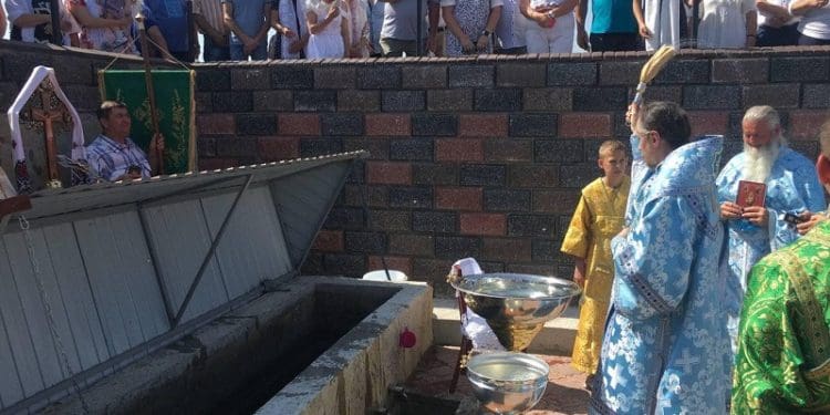 Архієпископ Нестор освятив каплицю біля купальні святого Амфілохія на Шумщині