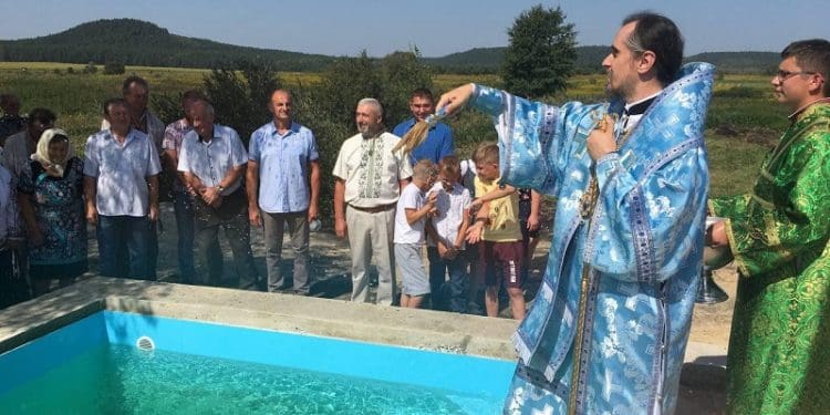 Архієпископ Нестор освятив каплицю біля купальні святого Амфілохія на Шумщині