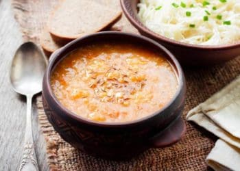 Капусняк – це вам не “щі”: рецепт страви, яка асоціюється з холодом за вікном та домашнім затишком