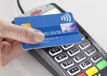 Захищаючи картку від шахраїв, жінка втратила всі кошти