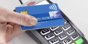 Захищаючи картку від шахраїв, жінка втратила всі кошти