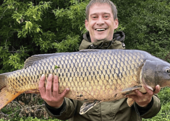 Тернополянин спіймав гігантського коропа