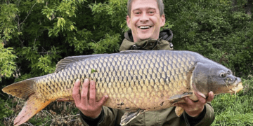 Тернополянин спіймав гігантського коропа