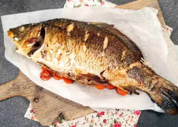 Печений короп з квашеною капустою