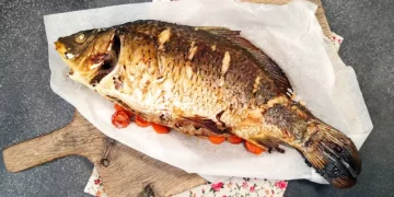 Печений короп з квашеною капустою