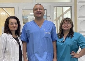 Серце кілька разів зупинялося: тернопільські медики врятували чоловіка, якому злочинець встромив ножа у груди