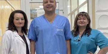 Серце кілька разів зупинялося: тернопільські медики врятували чоловіка, якому злочинець встромив ножа у груди