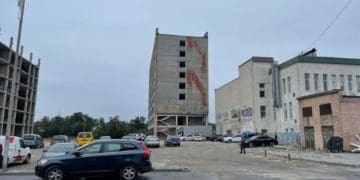 Впав з недобудованої багатоповерхівки: у Тернополі біля «Подолян» загинув чоловік