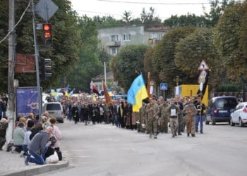 Увесь Чортків вийшов зустрічати на колінах тіло загиблого воїна-десантника Мармуса Василя