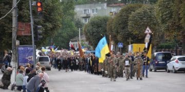 Увесь Чортків вийшов зустрічати на колінах тіло загиблого воїна-десантника Мармуса Василя