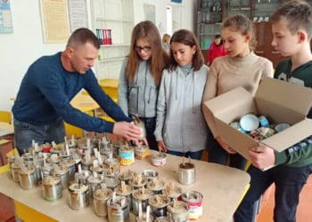 Вчитель із Шумщини навчає своїх учнів виготовляти окопні свічки для воїнів