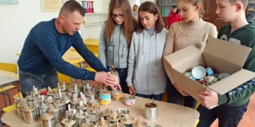 Вчитель із Шумщини навчає своїх учнів виготовляти окопні свічки для воїнів