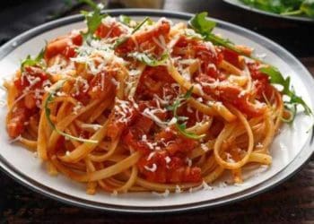 Спагетті з помідорами та шпондером: рецепт дня