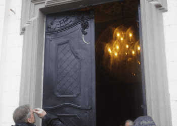 У тернопільській Катедрі встановили відреставровані після ДТП двері