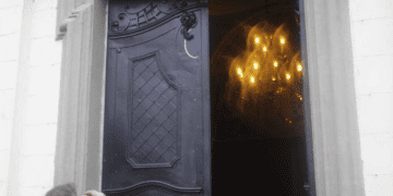 У тернопільській Катедрі встановили відреставровані після ДТП двері