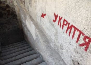 У підвалі з написом “Укриття” у Тернополі зі стелі тече вода